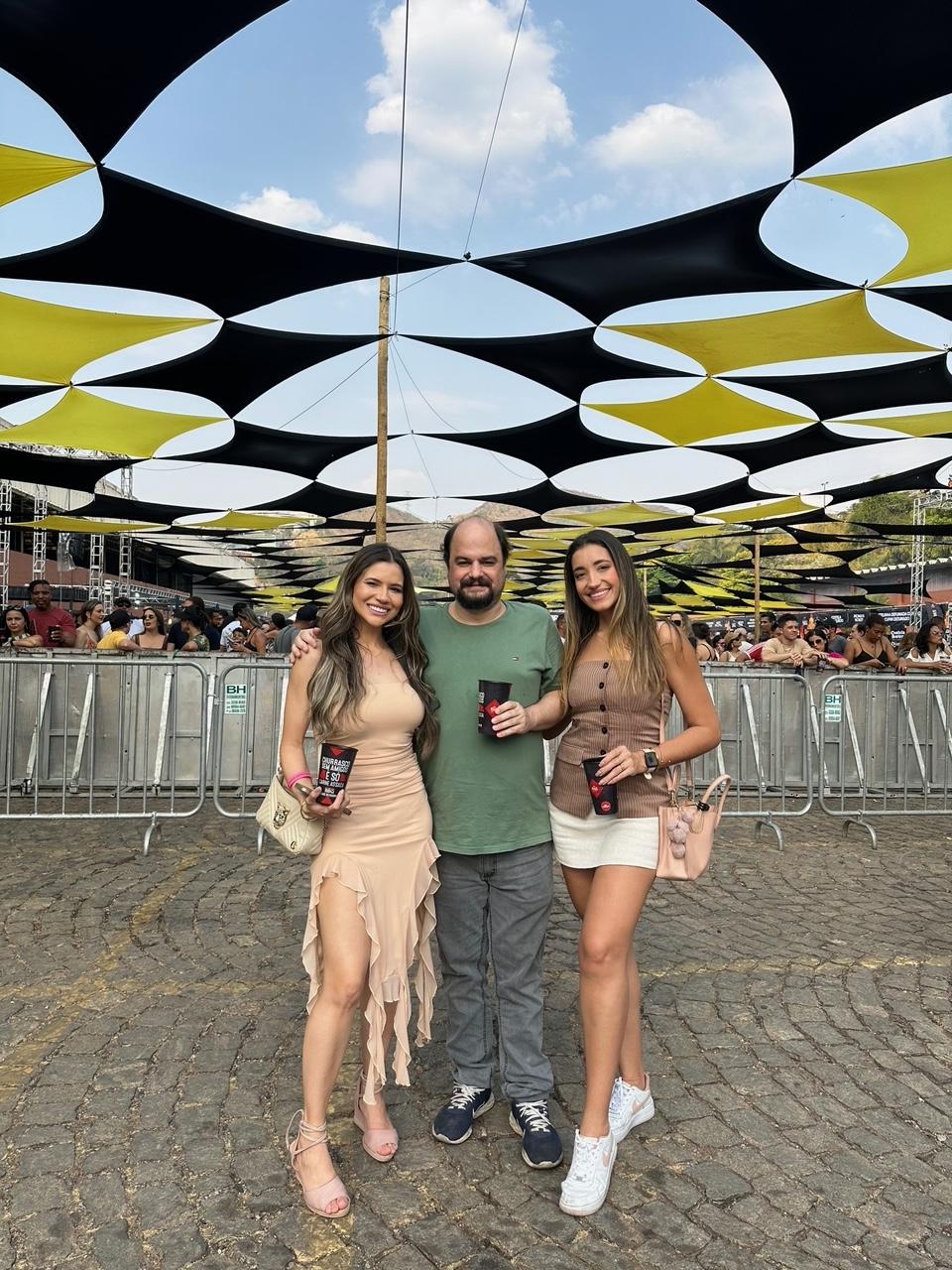 Em evento no Buritis o assessor de comunicação Cadu Brandão, ladeado pelas belas, Barbara Olimpia e Lorena Araújo (FOTOS EDY FERNANDES)