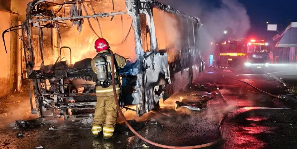 Ônibus ficou completamente destruído (Divulgação / CBMMG)