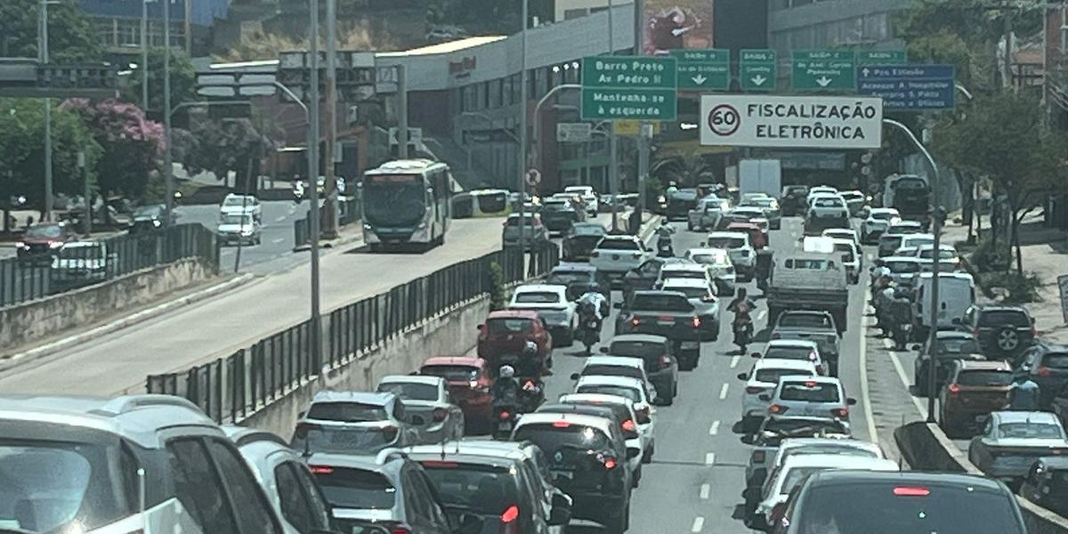 Acidente na entrada do túnel da Lagoinha deixa trânsito congestionado na avenida Cristiano Machado (Renato Fonseca / Hoje em Dia)