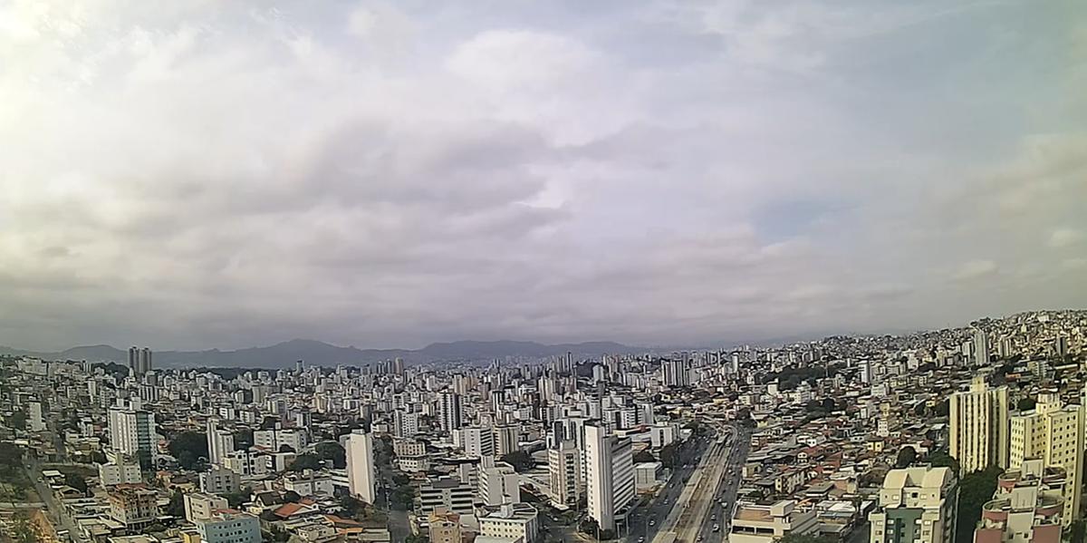 Céu de BH amanheceu com muitas nuvens nesta terça (Clima ao Vivo/Reprodução)