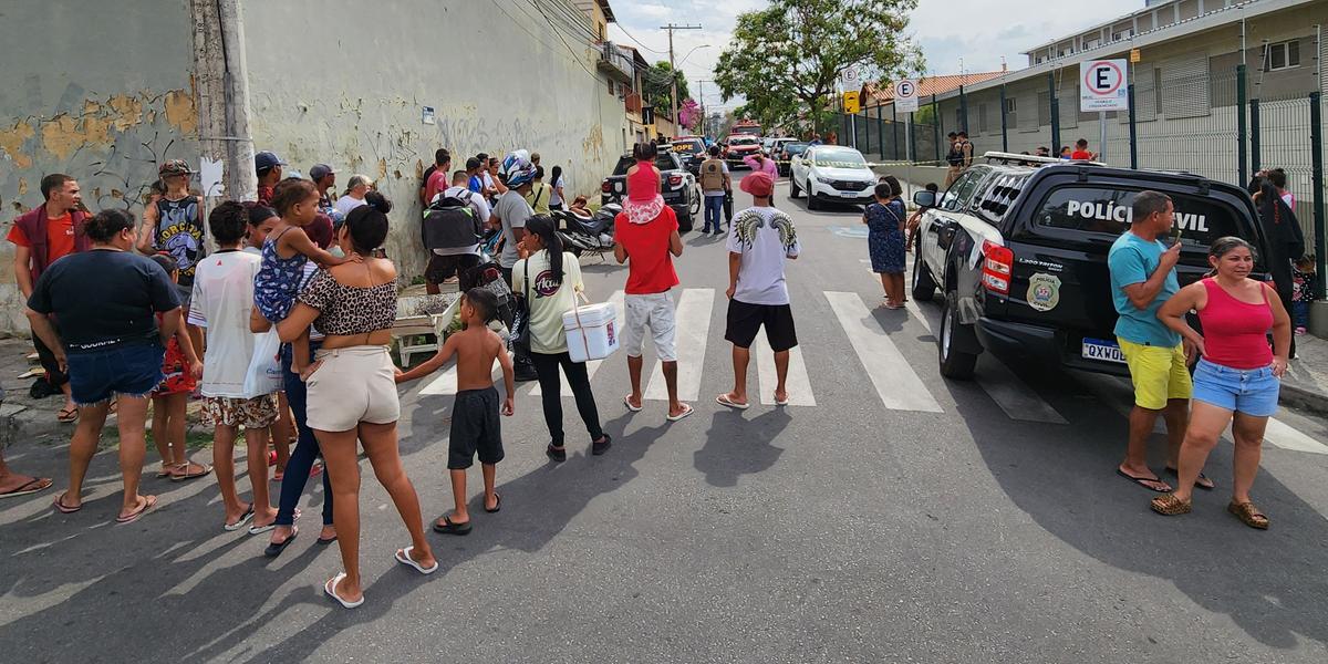 Ocorrência na rua Castro Alves, no bairro Copacabana, chamou a atenção da vizinhança (Maurício Vieira / Hoje em Dia)