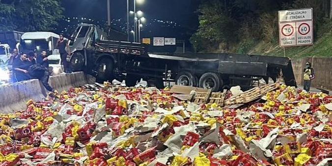 Carga de cerveja ficou espalhada na pista (Corpo de Bombeiros/Divulgação)