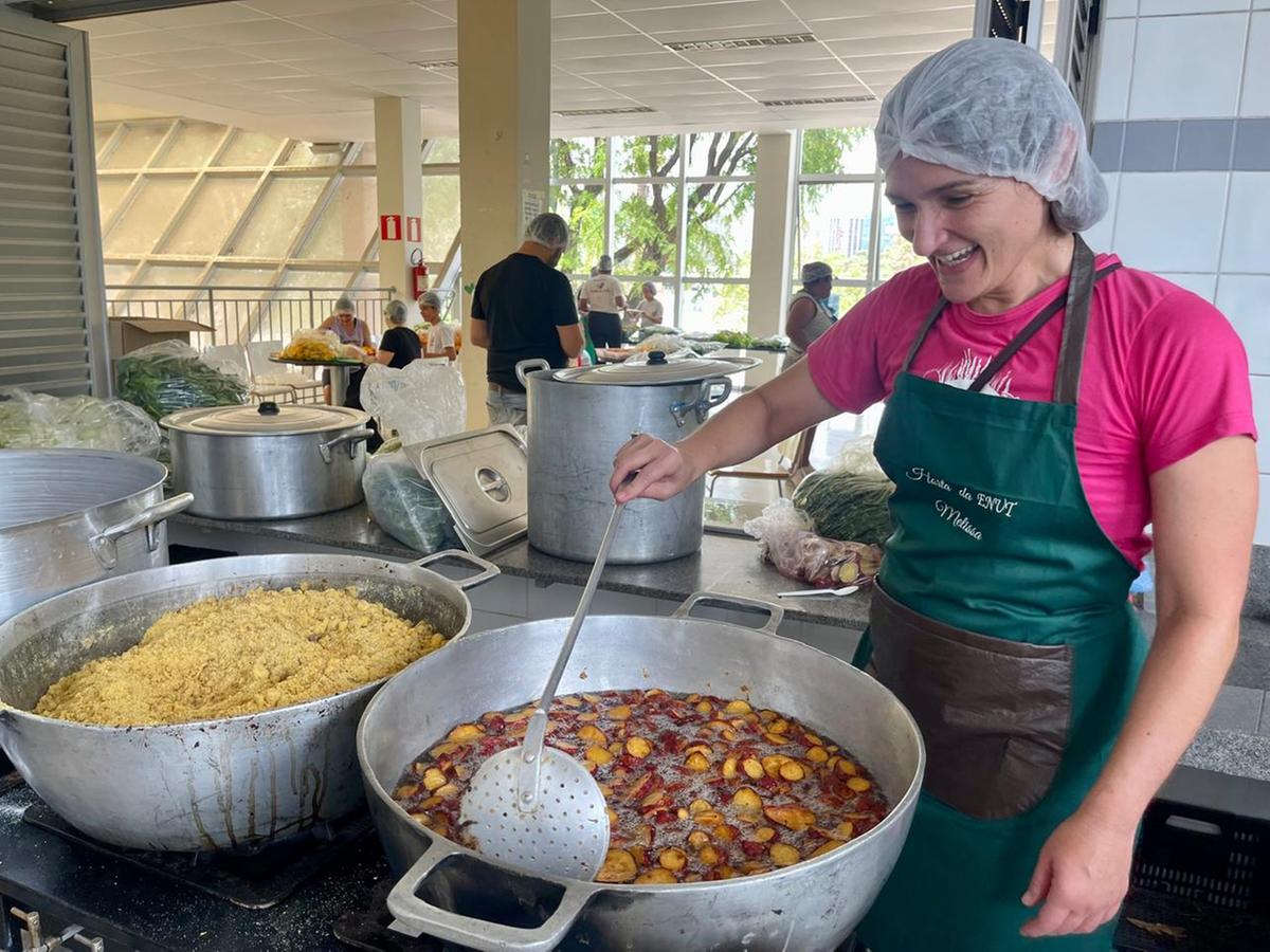 Professora de Nutrição da Faculdade Kennedy, Melissa Araújo auxiliou na preparação dos alimentos para o Banquetaço (Valéria Marques/ Hoje em Dia )