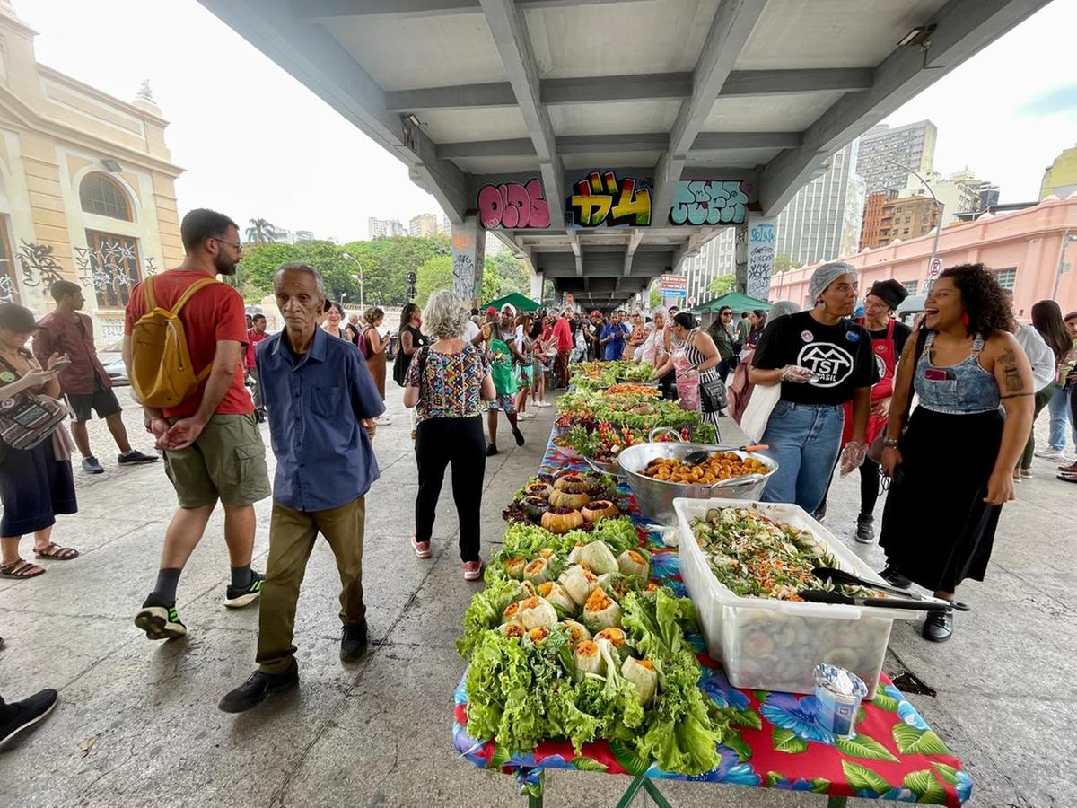 Banquetaço oferece alimentos nutritivos e sem agrotóxicos para moradores em situação de rua no viaduto Santa Tereza (Valéria Marques/ Hoje em Dia)