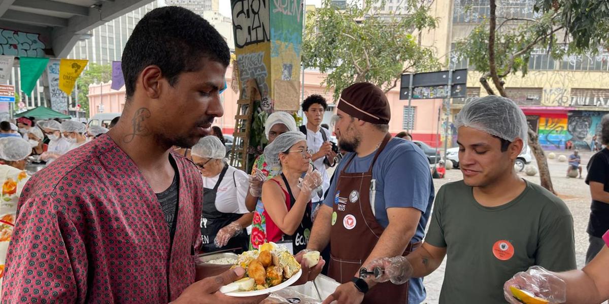 Moradores de rua recebem alimentos de qualidade embaixo do viaduto Santa Tereza (Valéria Marques/ Hoje em Dia)