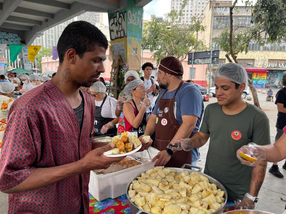 Moradores de rua recebem alimentos de qualidade embaixo do viaduto Santa Tereza (Valéria Marques/ Hoje em Dia)