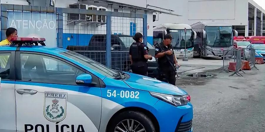 Segundo o Sindicato das Empresas de Ônibus da Cidade do Rio de Janeiro (Rio Ônibus), passageiros e motoristas foram liberados para que apenas os veículos fossem usados para obstruir a via (TV BRASIL)