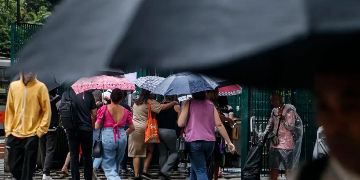 Alerta é devido à passagem de uma frente fria que trará rajadas de vento que podem chegar a 60 km/h, raios e possíveis quedas de granizo em pontos isolados, com riscos de desabamentos, alagamentos e enchentes (PAULO PINTO/AGÊNCIA BRASIL)