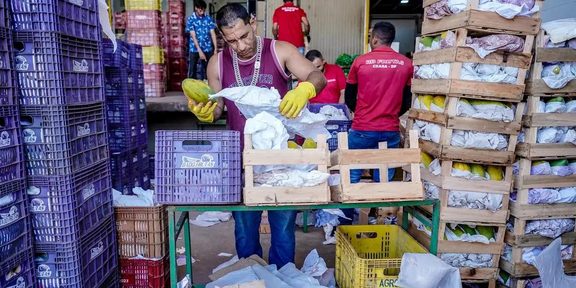 O texto prevê o aumento de 2% para 5% na dedução da base de cálculo da Contribuição Social sobre o Lucro Líquido (CSLL) dos supermercados ou estabelecimentos similares que doarem alimentos, o que precisará ser comprovado (RAFA NEDDERMEYER/ AGÊNCIA BRASIL)