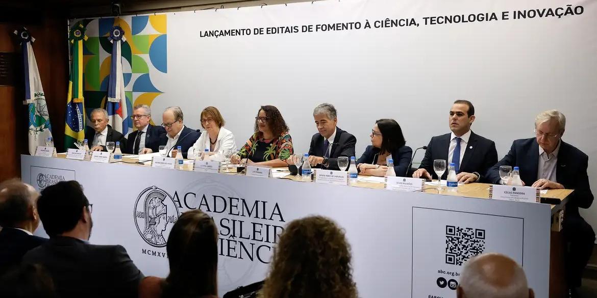 A ministra da Ciência, Tecnologia e Inovação(MCTI), Luciana Santos, participa do lançamento de editais de fomento para reduzir as desigualdades regionais, na sede da Academia Brasileira de Ciências(ABC), centro da cidade (TÂNIA RÊGO/AGÊNCIA BRASIL)