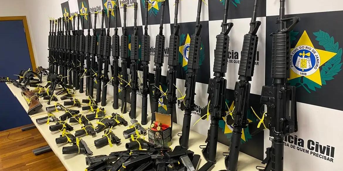 Entre 1º de janeiro e 11 de outubro, os policiais militares recolheram 519 fuzis, superando a marca de 2019, quando foram tomadas de criminosos 504 armas de guerra (POLÍCIA CIVIL DO RIO DE JANEIRO/DIVULGAÇÃO)