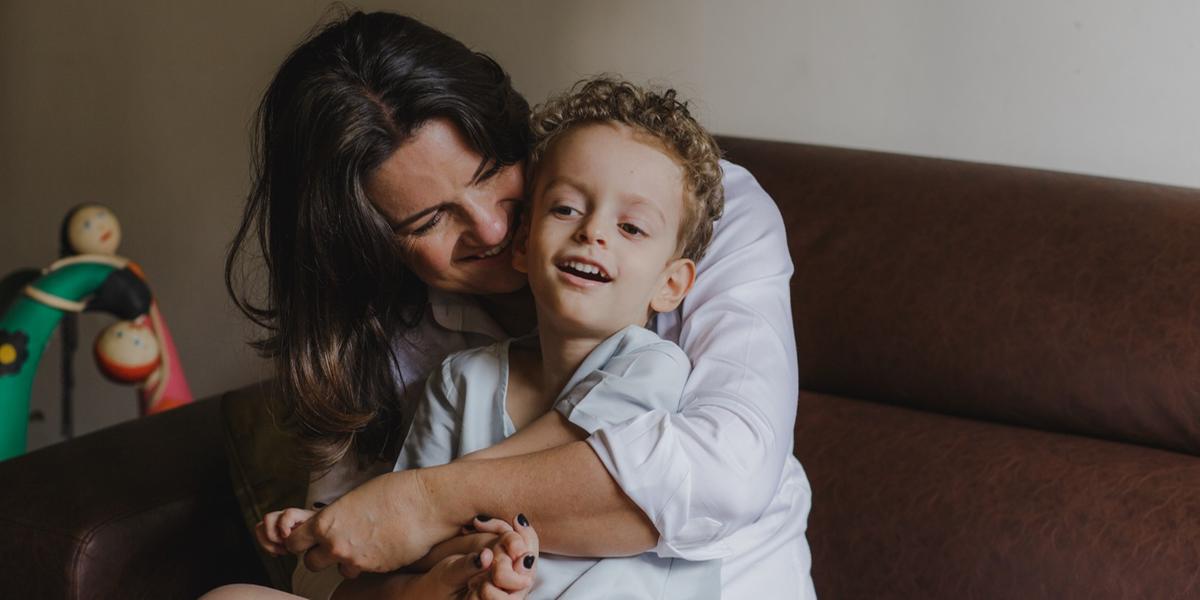 Evento conta com lançamento do livro "Pezinho no Futuro: o menino de passos gigantes", com edição especial em homenagem ao Théo, filho da jornalista Larissa Carvalho (Carol Salgado Imagens/Divulgação)