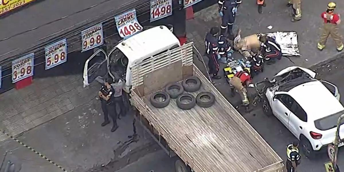 Pedestre foi prensado pelo caminhão na porta de um frigorífico (Reprodução/ TV Globo)