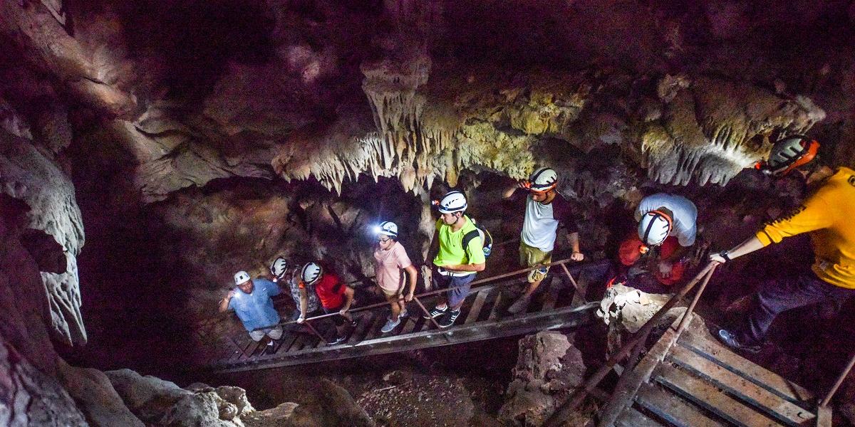 Entrar nessas passagens do submundo maia é intrigante, emocionante e uma misteriosa volta no tempo à medida que você absorve centenas de anos de história (Belize Tourism Board)