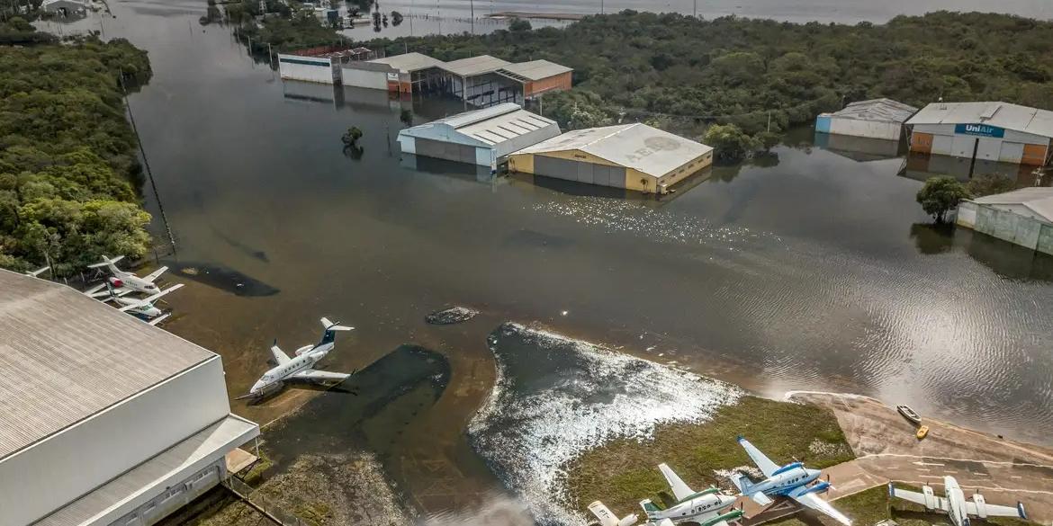 Como parte das instalações segue em obras, o aeroporto funcionará, inicialmente, das 8h às 22h, permitindo que os serviços restantes sejam realizados à noite (Rafa Neddermeyer/ Agência Brasil)