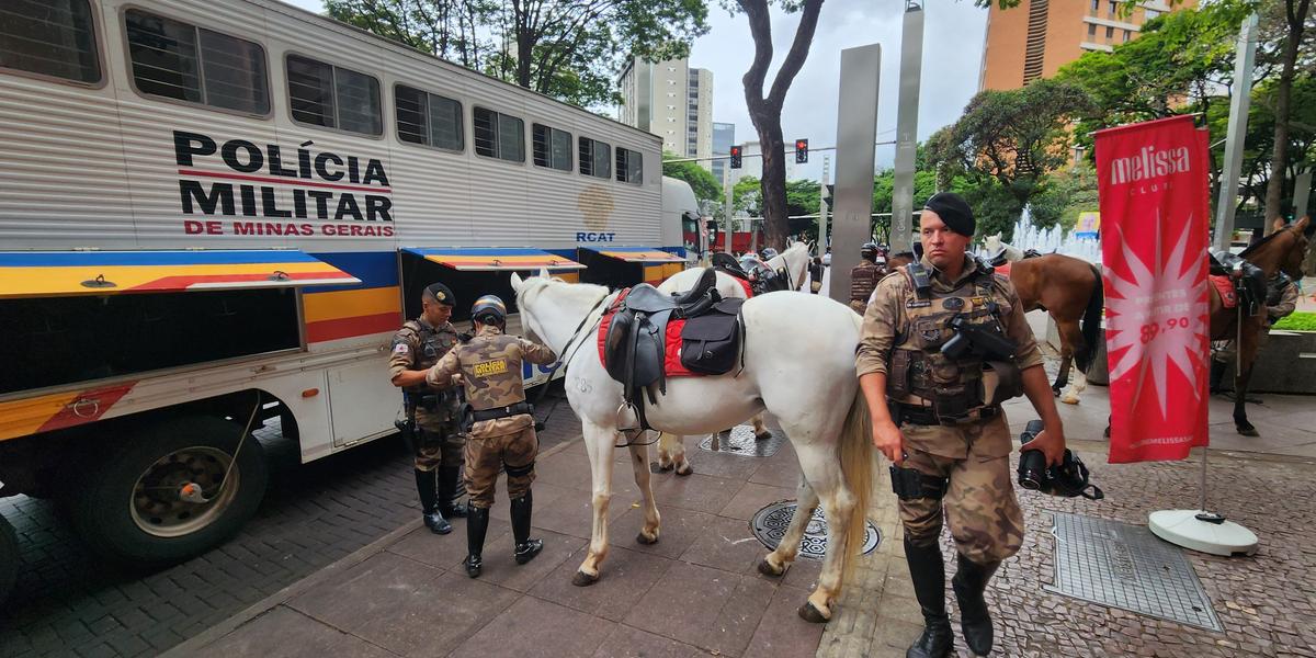 Caminhão da Polícia Militar na Praça da Savassi (Maurício Vieira / Hoje em Dia)