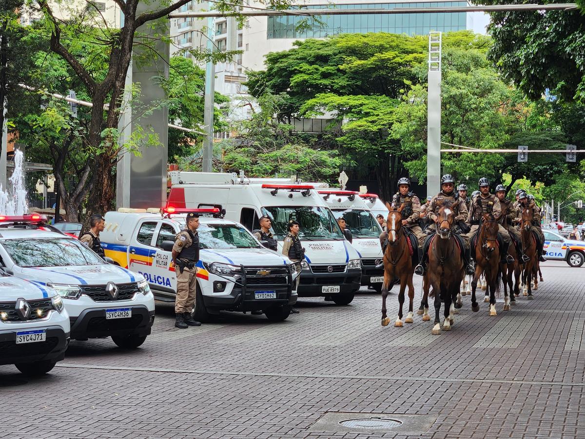 Efetivo foi apresentado na tarde desta segunda-feira (21), primeiro dia do reforço do policiamento na Savassi (Maurício Vieira / Hoje em Dia)