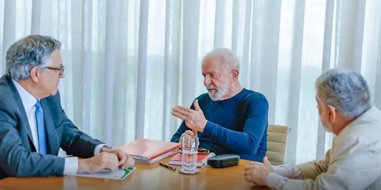 Pelas redes sociais, o presidente divulgou uma foto da reunião com Padilha e o assessor especial da Presidência, Celso Amorim (Ricardo Stuckert / PR)