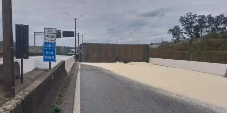 Pista está interditada no trecho para atuação das equipes da concessionária e do Corpo de Bombeiros (Divulgação / CBMMG)