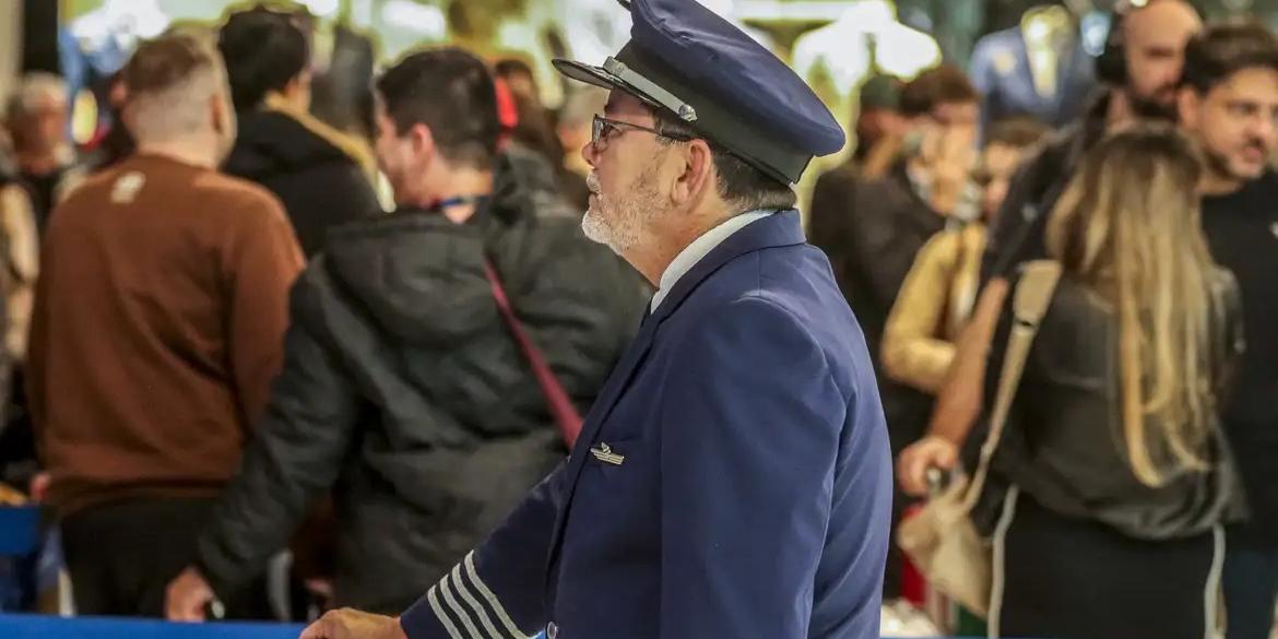 Os voos comerciais que tinham sido transferidos do Aeroporto Salgado Filho, em Porto Alegre (RAFA NEDDERMEYER/AGÊNCIA BRASIL)