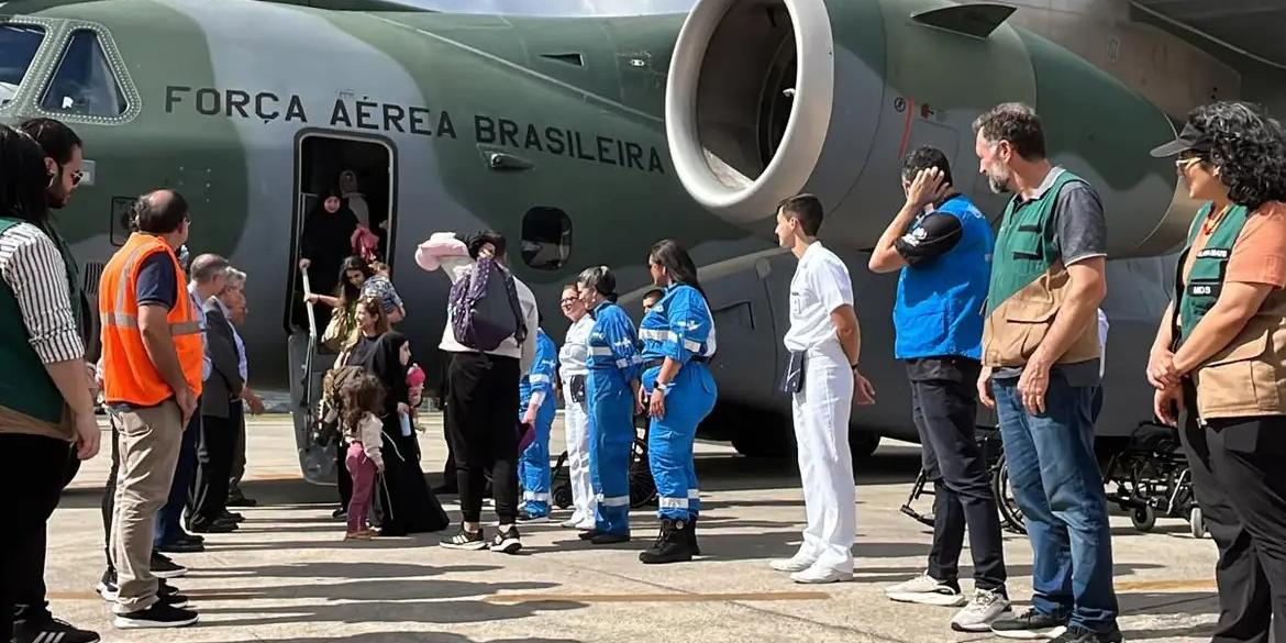 Estavam a bordo 82 repatriados e um animal de estimação, no voo que integra a Operação Raízes do Cedro, iniciada em 2 de outubro e coordenada pelo governo federal (FAB/DIVULGAÇÃO)