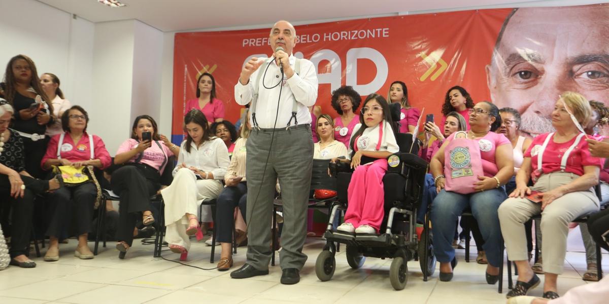 Prefeito participou de encontro com mulheres no bairro Funcionários, região centro-sul da capital (Júnia Garrido / Campanha Fuad Noman)