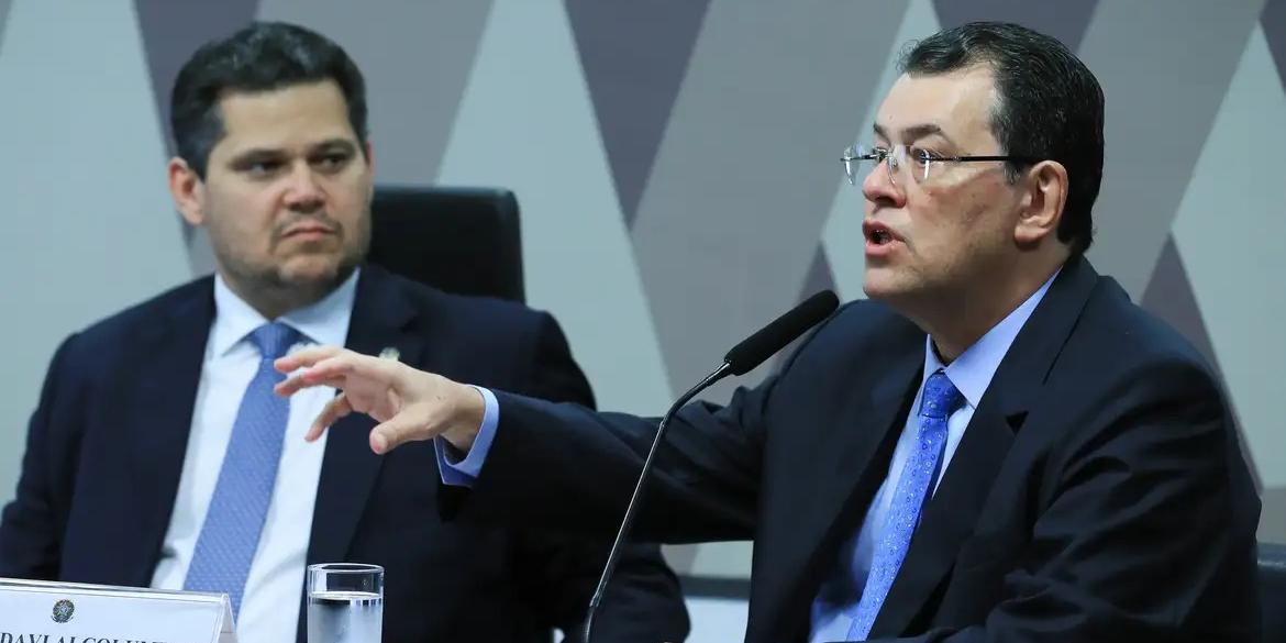 Relator do projeto de regulamentação da primeira fase da reforma tributária no Senado, senador Eduardo Braga (MDB-AM), apresentou o plano de trabalho para a discussão da proposta na CCJ do Senado (LULA MARQUES/ AGÊNCIA BRASIL)