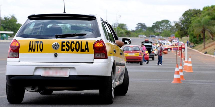 Texto exige que o condutor faça um curso de educação no trânsito para obter a carteira de motorista, além de permitir que carros com câmbio automático sejam utilizados em aulas de direção (Lia de Paula / Agência Senado)