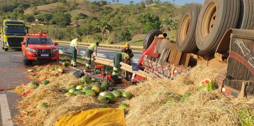 Bombeiros não souberam informar a origem nem o destino para onde estava sendo levada a carga (Divulgação / CBMMG)