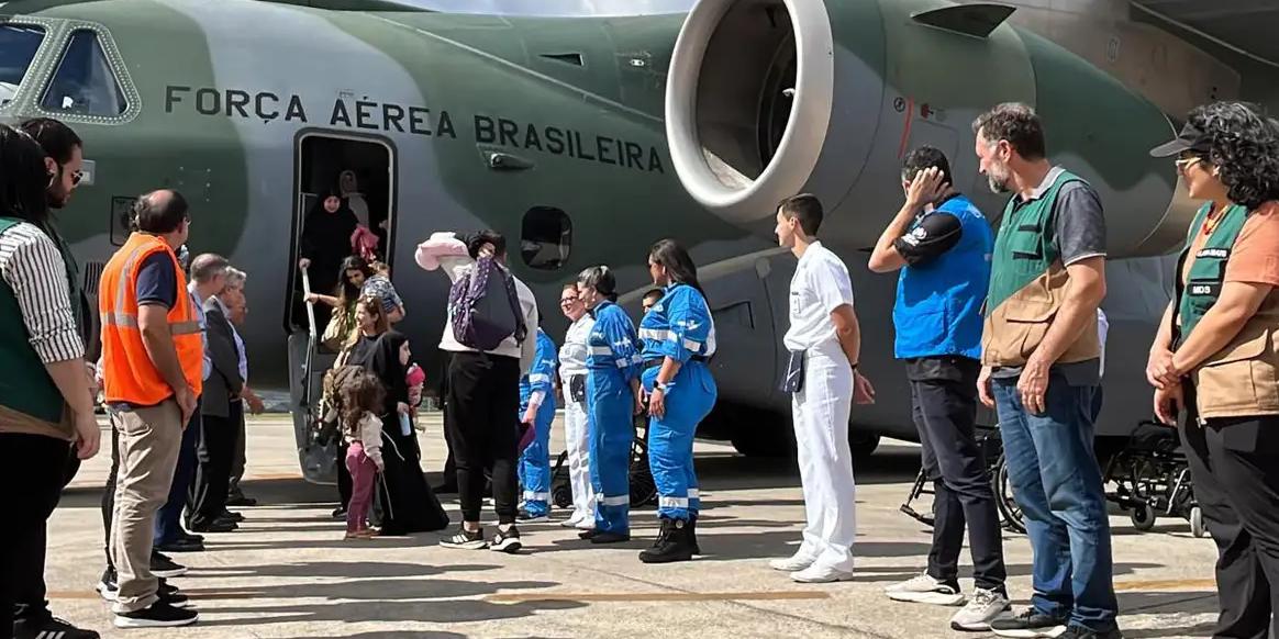 Passageiros e animais domésticos foram resgatados no Líbano (FAB/Divulgação)