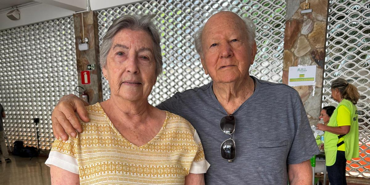 Maria Josephina Carneiro, de 85 anos, e Lorenzo Jorge Eduardo Cuadros Justo, de 90 anos, chegaram cedo para votar (Pedro Melo / Hoje em Dia)