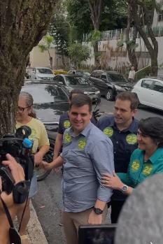 Bruno Engler chegou para votar acompanhado da candidata à vice, Coronel Cláudia (Valéria Marques / Hoje em Dia)