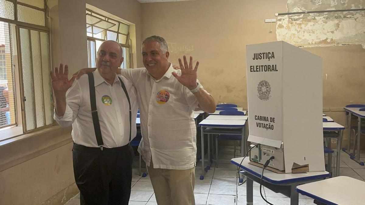 Álvaro Damião votou em uma escola da região Nordeste de BH acompanhado de Fuad Noman (Fernando Michel / Hoje em Dia)