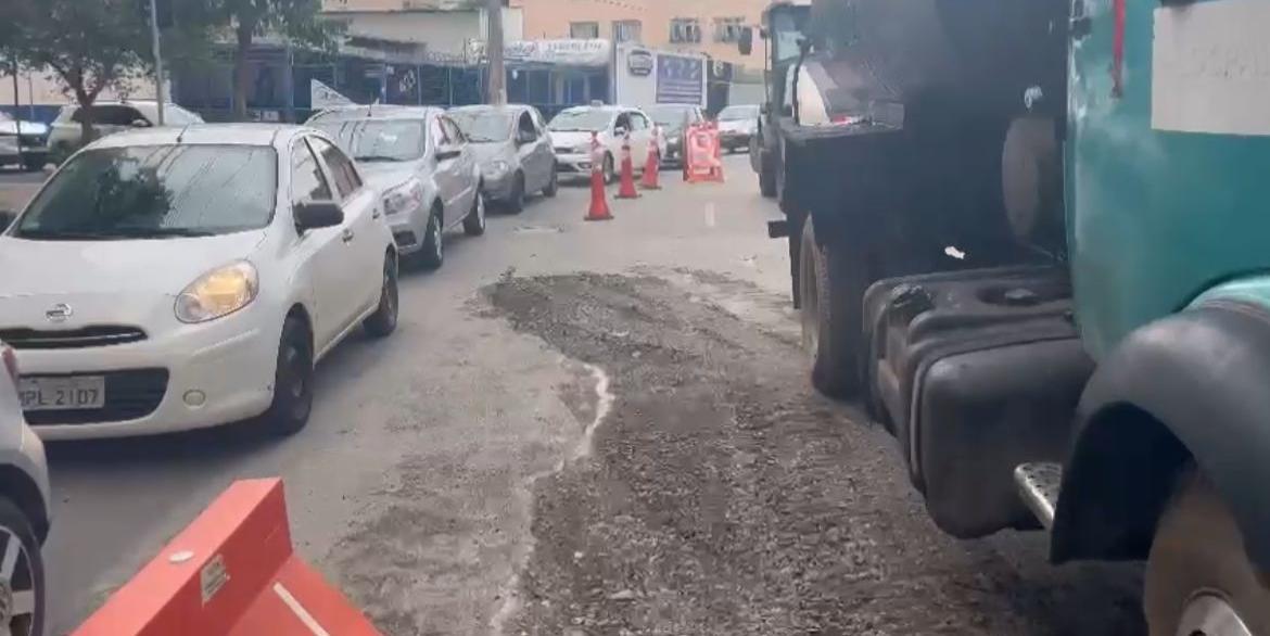 Asfalto destruído na avenida Silva Lobo por temporal começa a ser recuperado (Fernando Michel / Hoje em Dia)