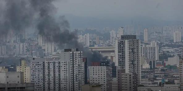 Fumaça do incêndio em prédio no Brás podia ser vista de longe (Paulo Pinto / Agência Brasil)