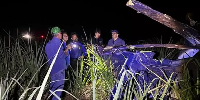 Impacto contra a torre fez o avião girar e cair aproximadamente 200 metros do local onde ocorreu a colisão (Divulgação/Polícia Científica de Goiás)