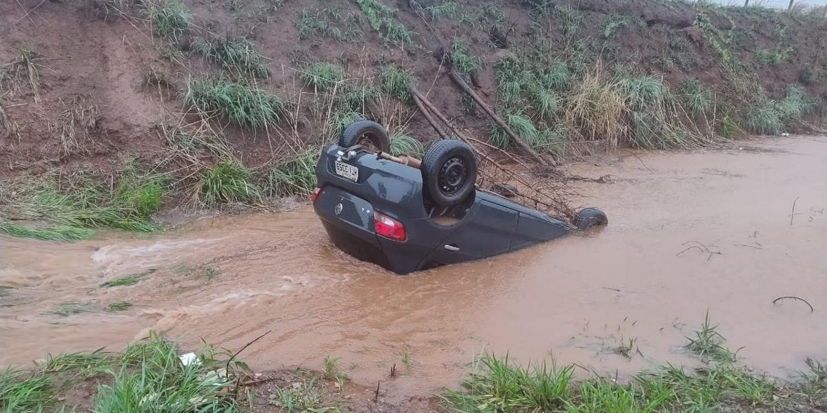 Vítima ficou preso após o carro capotar e ficar com as rodas para cima, dentro de uma enxurrada (PMRv/Divulgação)