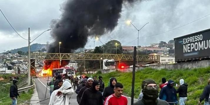 Ataque ocorreu na rodovia Fernão Dias, em SP (Reprodução/Redes Sociais)