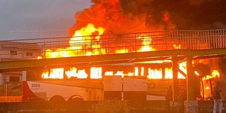 Ônibus com cruzeirenses foi incendiado por organizada do Palmeiras (Reprodução / Redes Sociais)