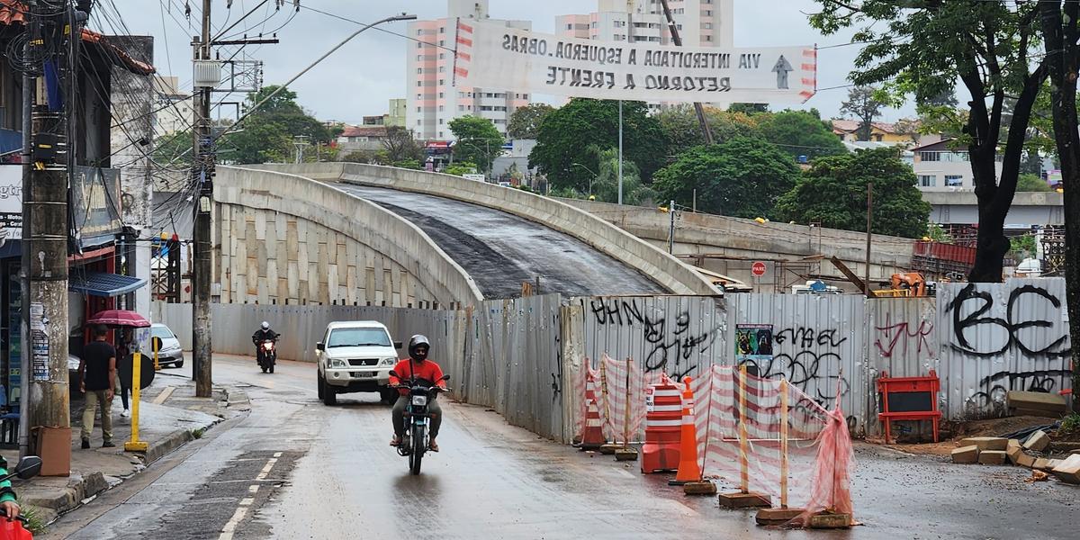 Asfalto começou a ser colocado no novo viaduto (Maurício Vieira)