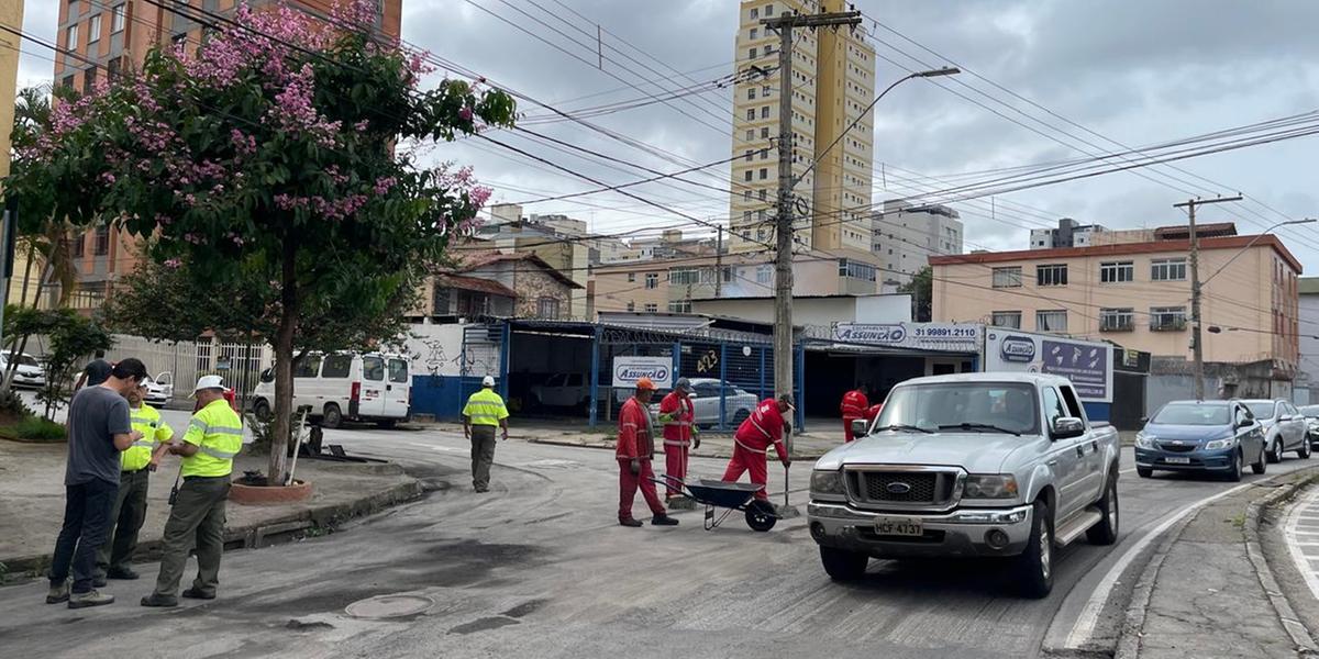 Equipes atuam na via para recuperar o asfalto destruído pela chuva do último sábado (26) (Valéria Marques/ Hoje em Dia)