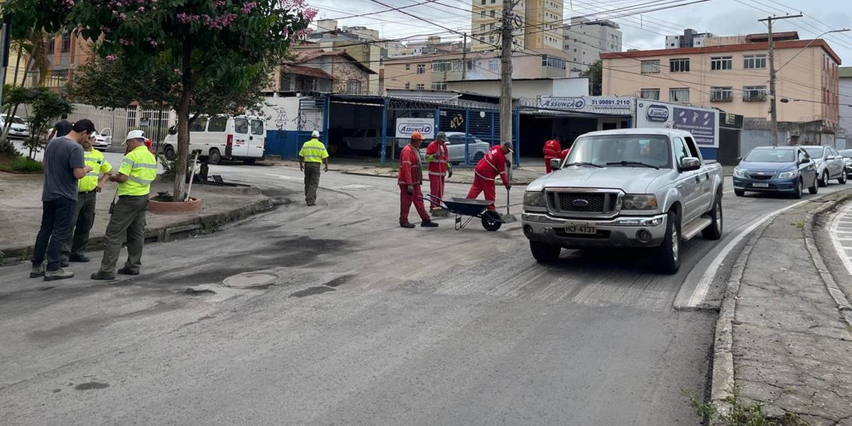 Equipes atuam na via para recuperar o asfalto destruído pela chuva do último sábado (26) (Valéria Marques/ Hoje em Dia)