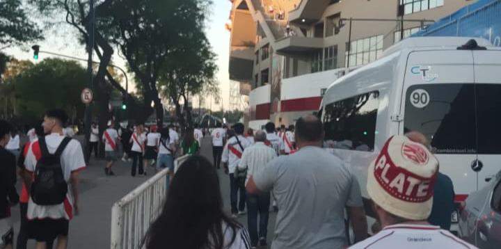 Imprensa brasileira sofre para chegar ao estádio e tem que caminhar lado a lado com torcida do River Plate (Angel Drumond)