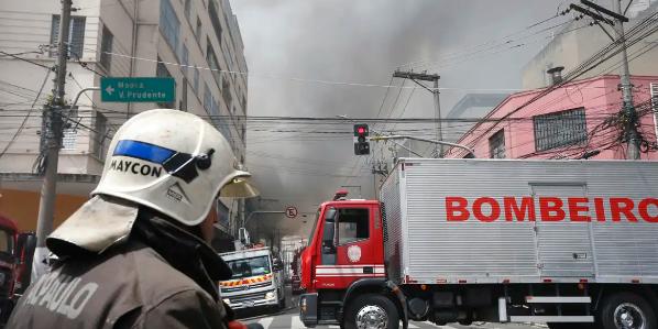 Corpo de Bombeiros foi acionado por volta das 6h20 desta quarta-feira (30) para um incêndio de grandes proporções (Paulo Pinto / Agência Brasil)