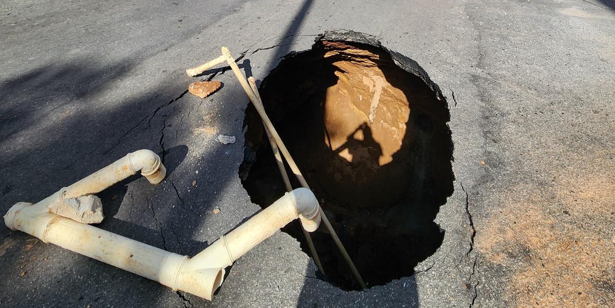 Cratera complica trânsito no bairro Prado, região Oeste de Belo Horizonte (Maurício Vieira/ Hoje em Dia)