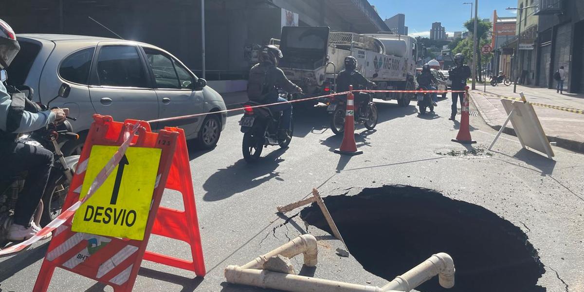 Motoristas que passam pela avenida Tereza Cristina precisam redobrar a atenção (Valéria Marques)