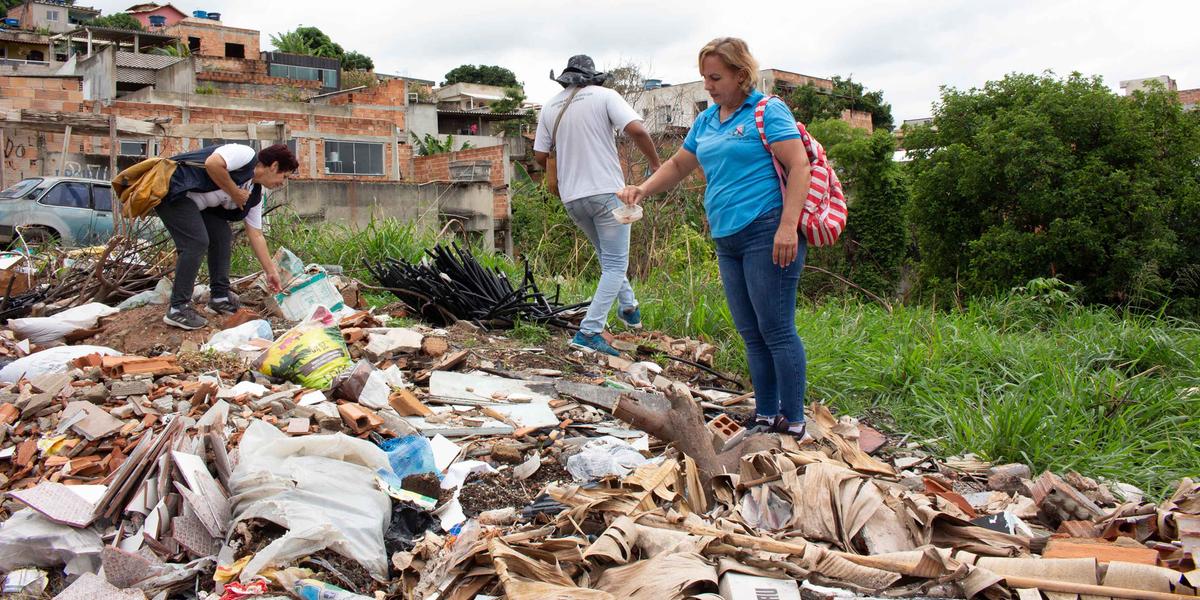 Agentes de endemias alertam para descarte de entulho, lixo e recipientes que acumulam água parada (Rafael Mendes/SES-MG)