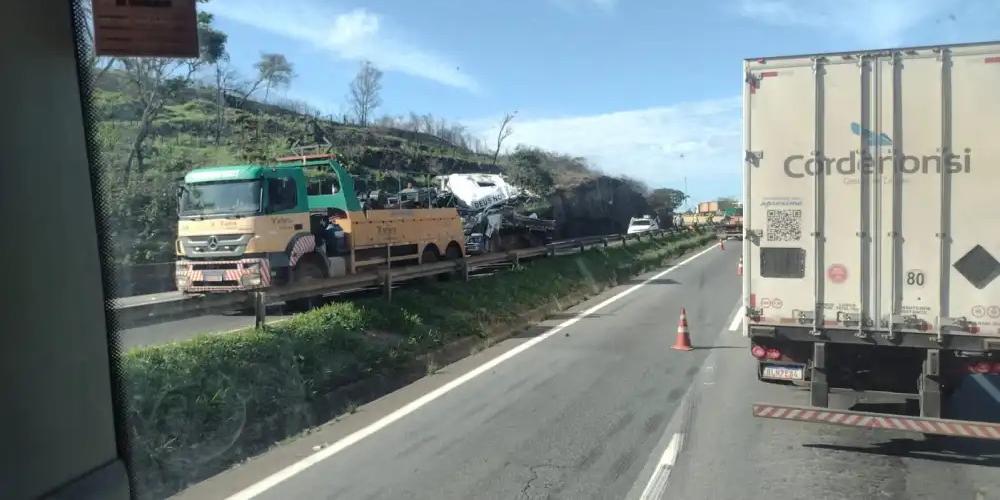 Caminhão transportava uma carga de polietileno e tombou na pista (Redes sociais / Reprodução)