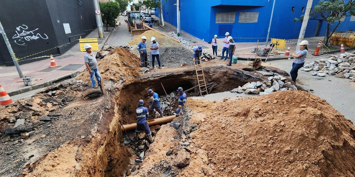 Buraco na Av. Tereza Cristina (Maurício Vieira / Hoje em Dia)