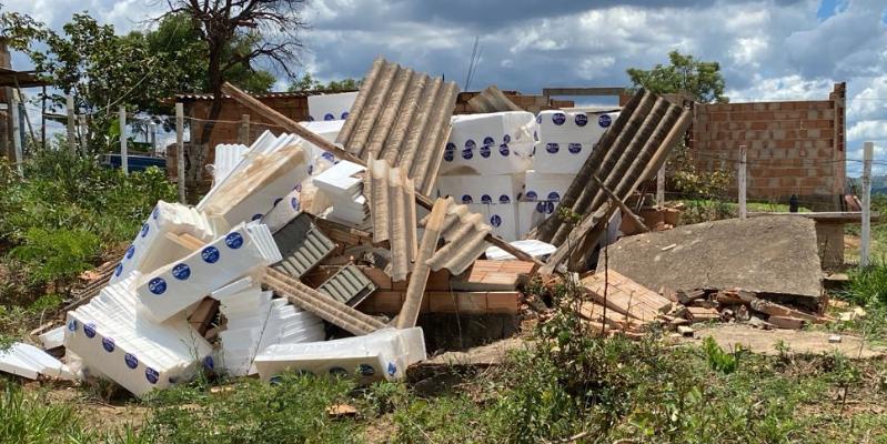 Foram apreendidas várias ferramentas utilizadas para demolir construções, como a da foto acima (Divulgação / PCMG)